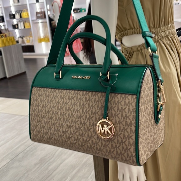 Michael Kors Handbags - Michael Kors med Duffel Travel - Leather/Coated
PALMETTO GREEN
MD DUFFLE